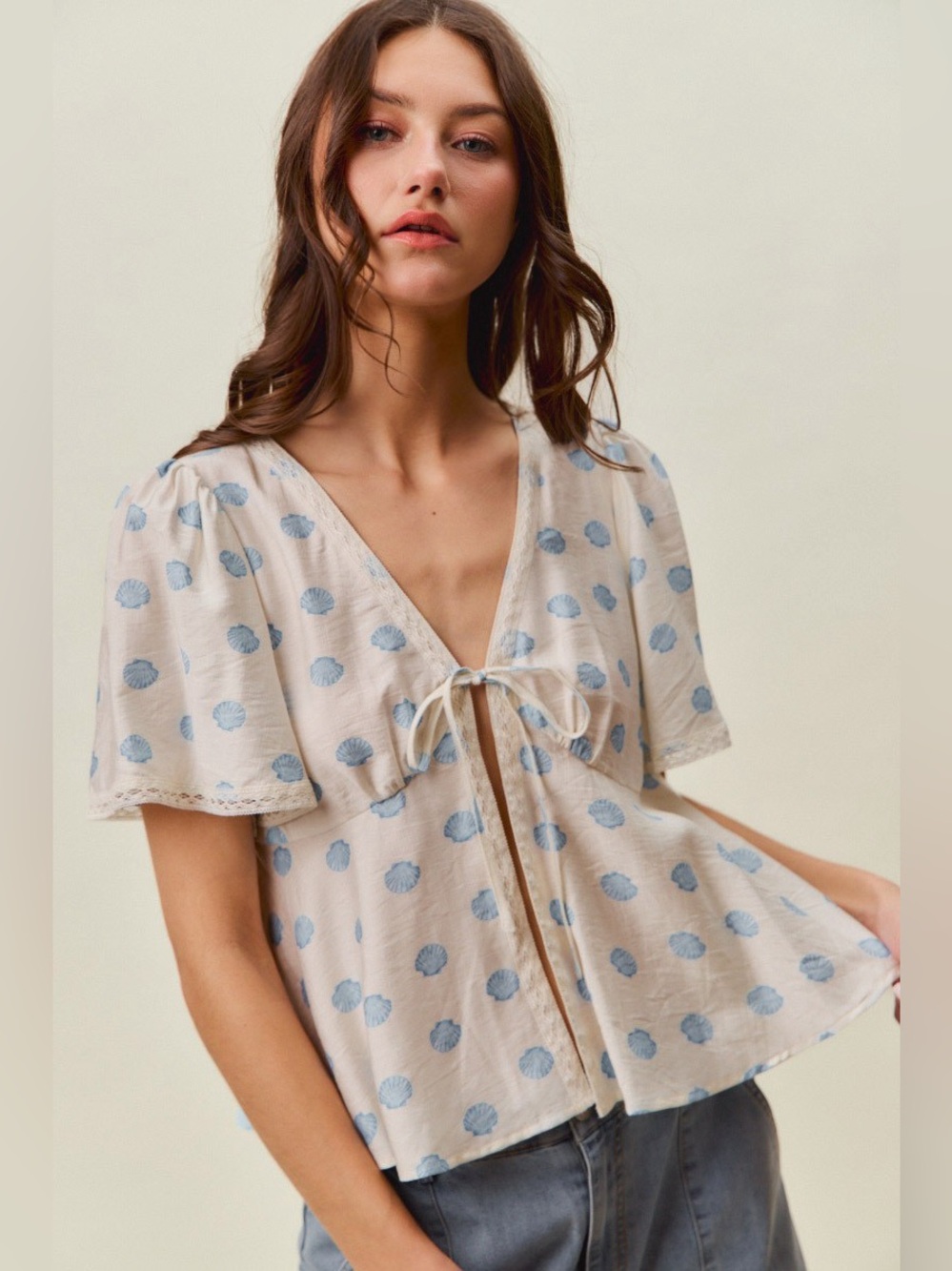 SO ME Shell Print Tie Front Flutter Sleeves Blouse Top - Picture 5 of 16